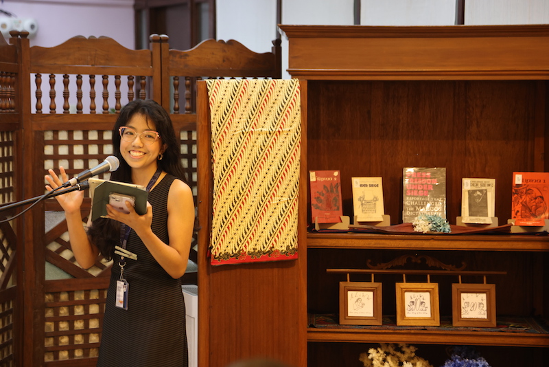 Entablado performer Patty Panganiban reads Arlene Babst's "Eggs"