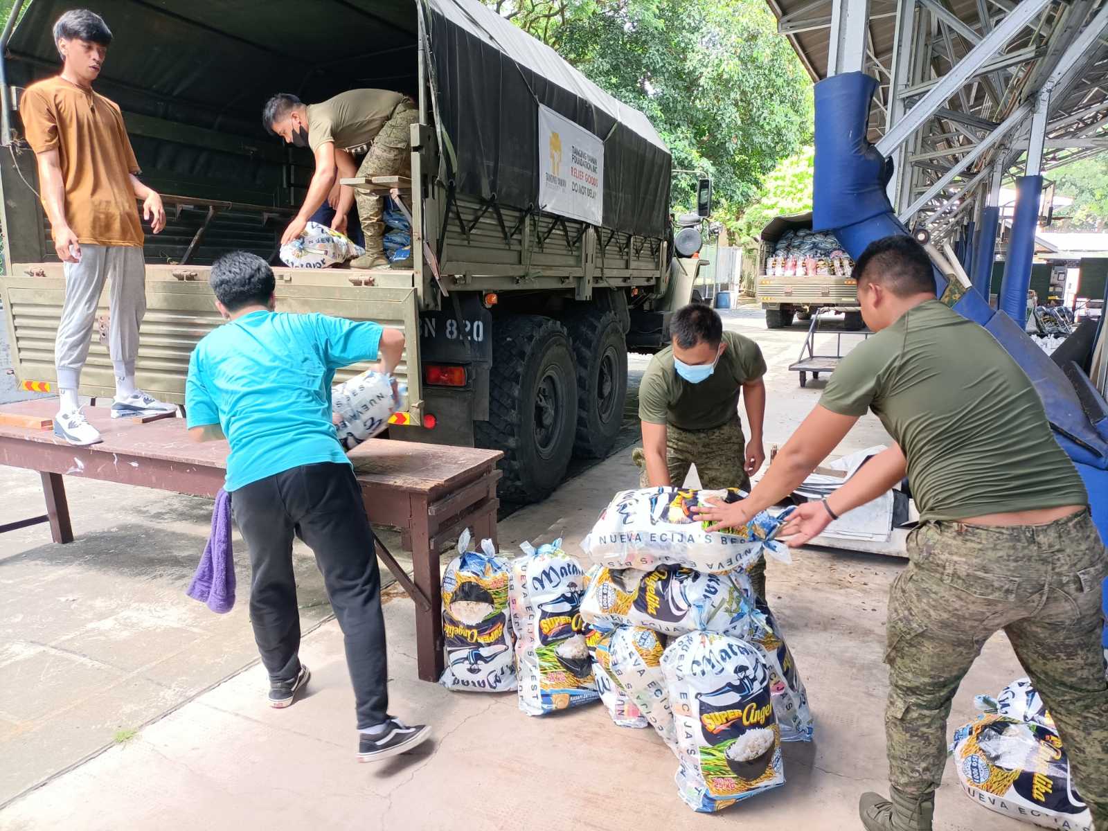 2022_10_1_Karding Relief Ops_Military Personnel Loading Goods