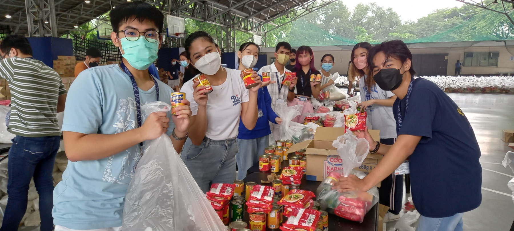 2022_9_30_Happy Students Packing Canned Goods