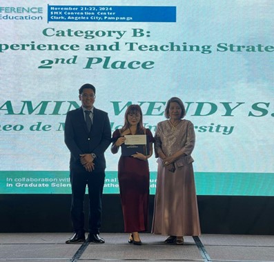 Ms. Wendy Villamin receives an award.