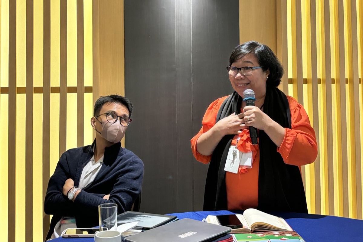 Myrna Siose (right) of the Birhen sa Kota Development Foundation and the Group of Women Advocates for Peace in the Archipelago (GWAPA) makes a point during the workshop discussion.