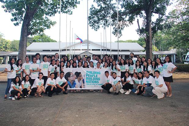The students with their mentors, Ate Solvie, and Pathways volunteers