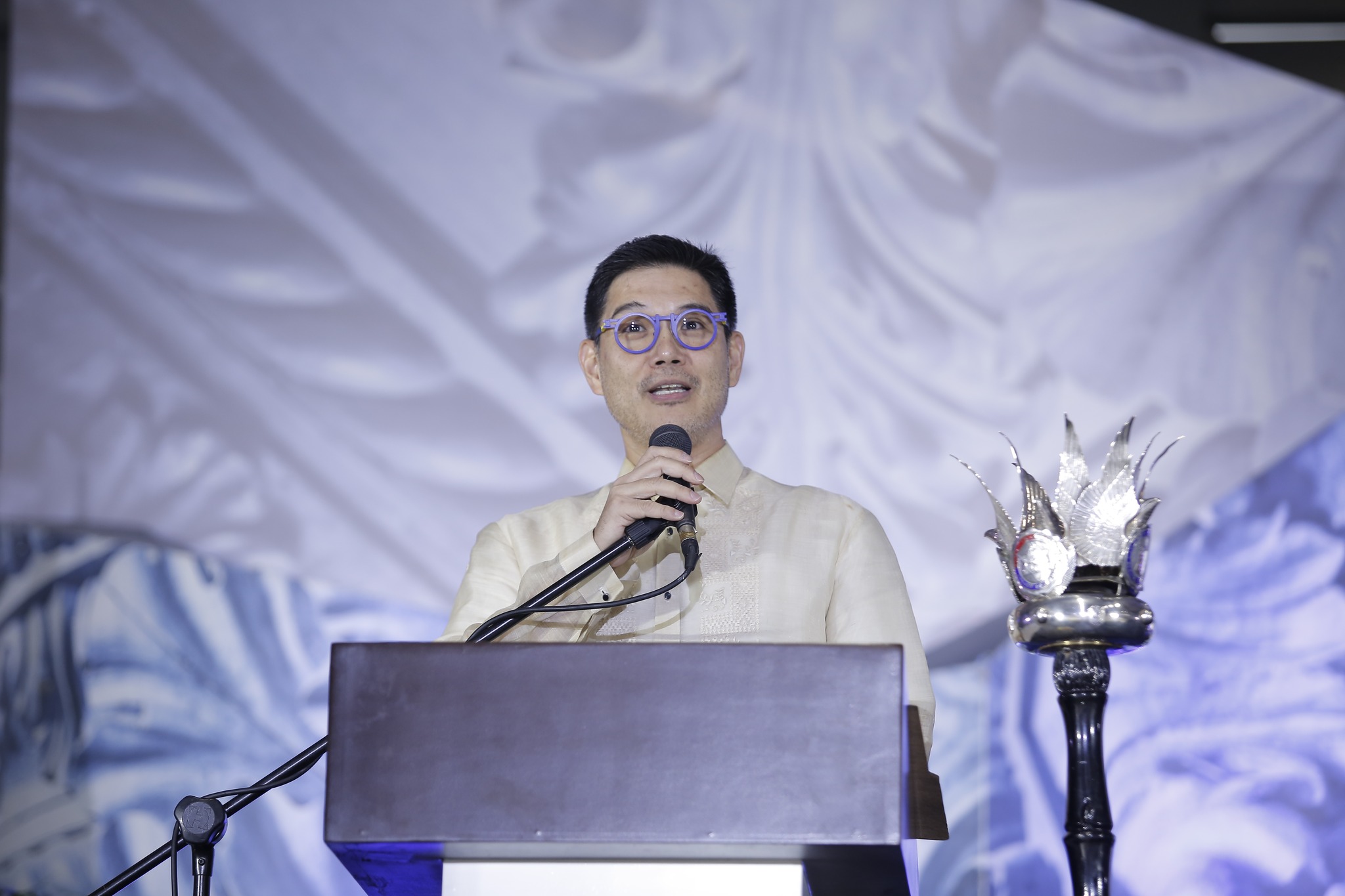 Dr Carlos Emmanoel M Chua delivers his message to AJHS Batch 2025