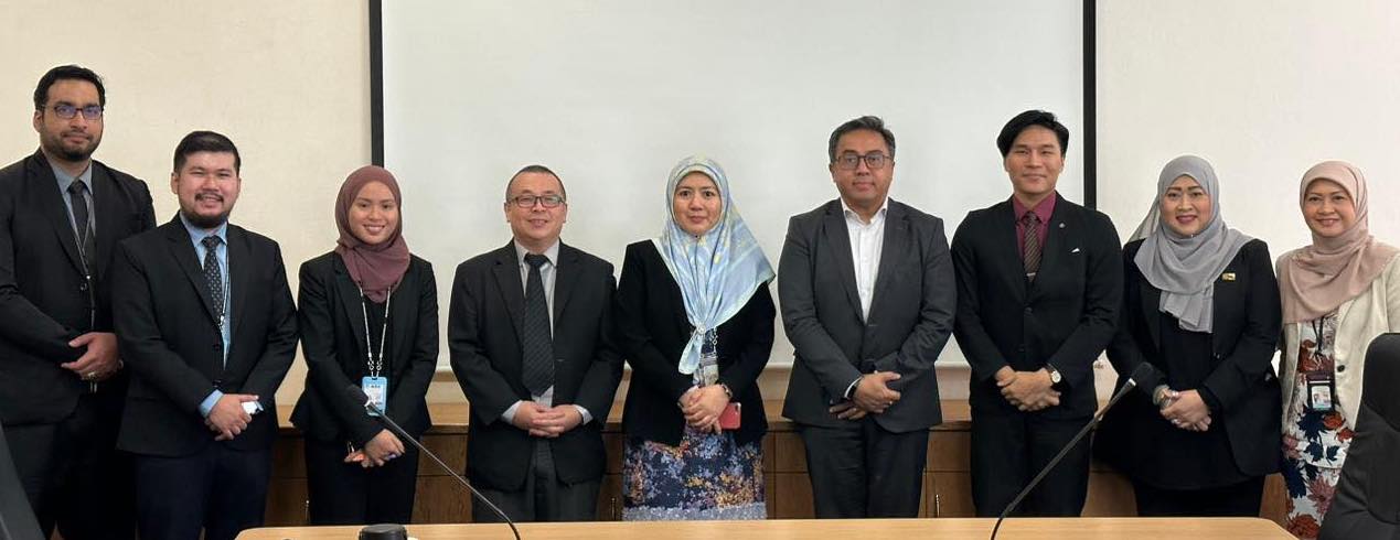 Group photo with BruIPO officials