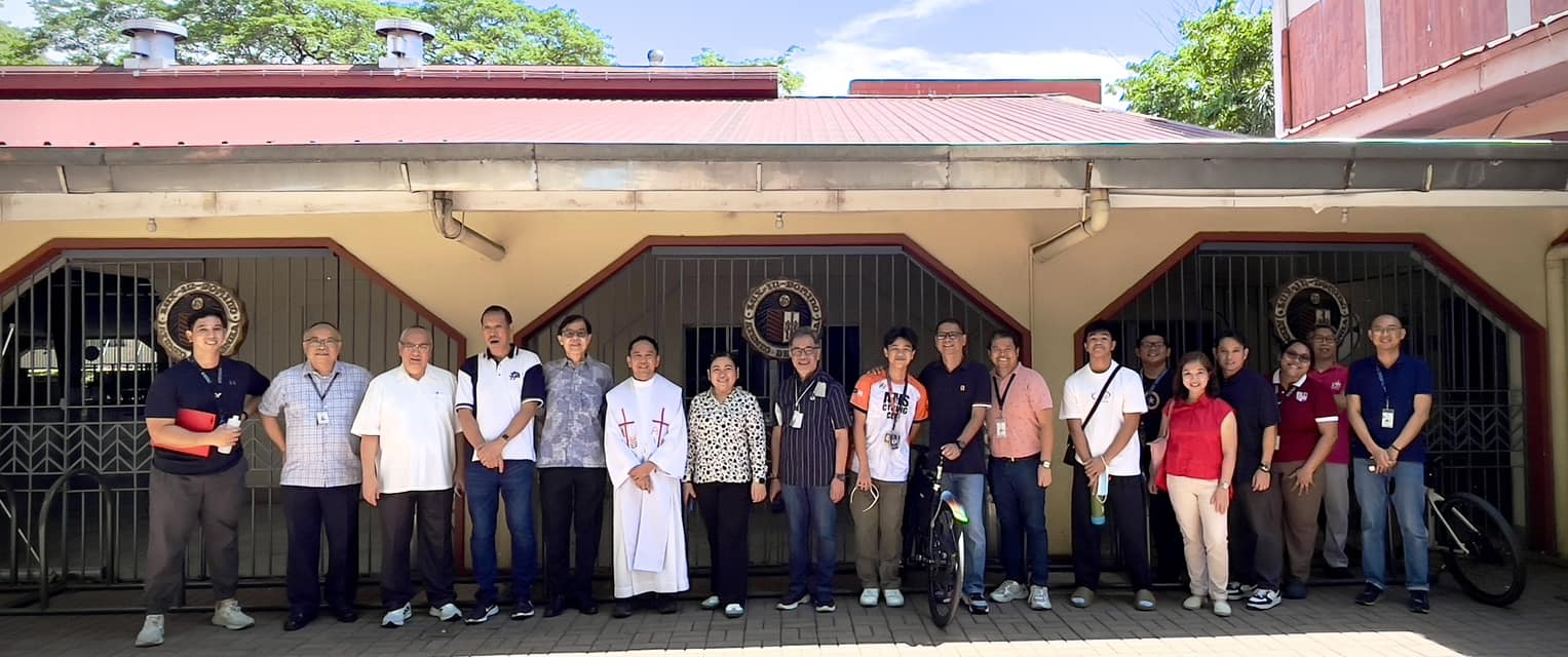 (L-R) Tyler Boone, Fr Jonjee Sumpaico SJ, Fr Kit Bautista SJ, Raul Montemayor, Robert Siy, Fr. Mamert Manus SJ, Gen Sanvictores, Benel Lagua, Lucas Santiano, Carlo Carlon, Dingdong Guerrero, Yuan Panganiban, Ram Santos, Mr. & Mrs. Ricky Peneyra, Rachel Leigh Maghilum, Bernie Santos, TJ Sunga