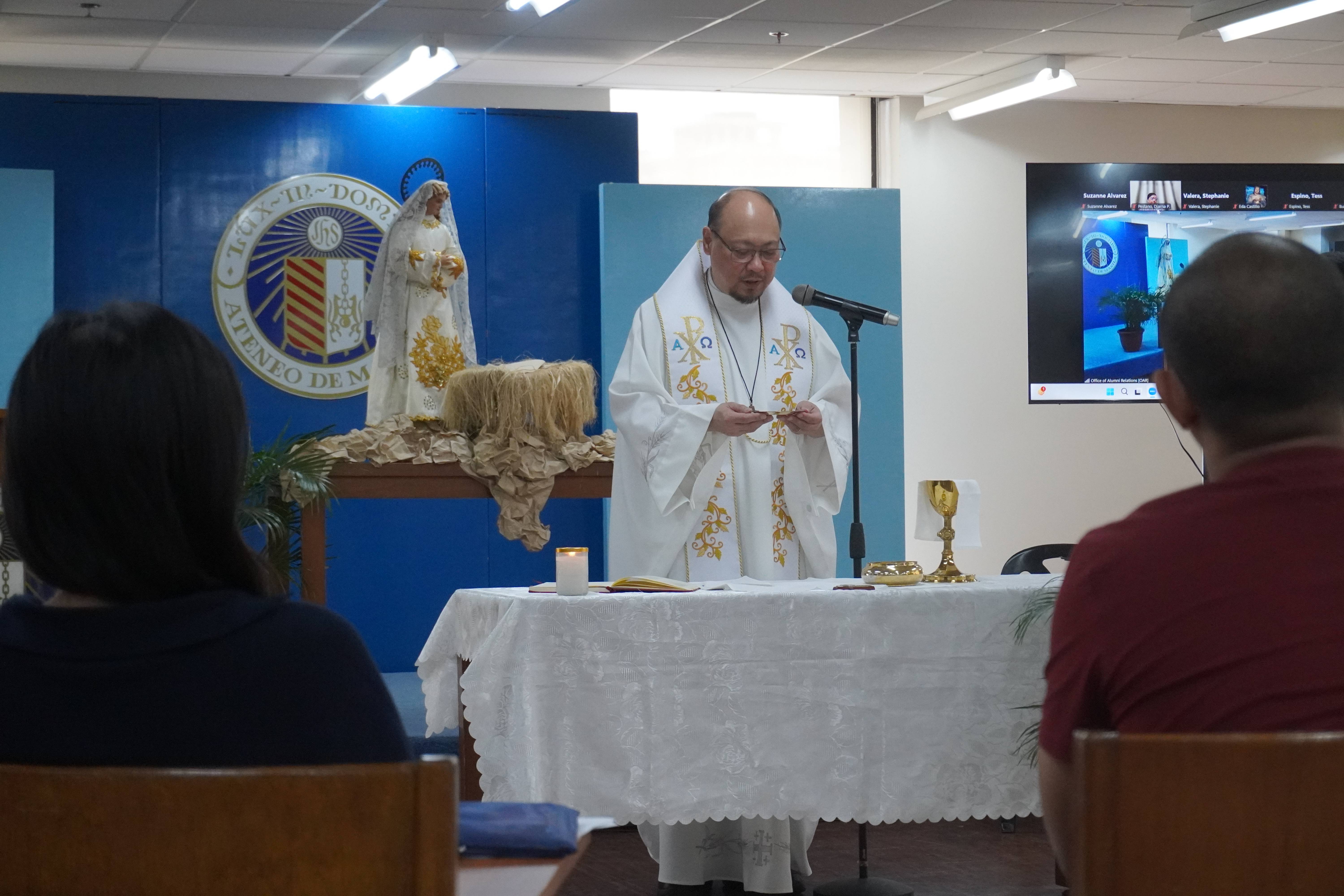 Fr. Edwin Castillo, S.J. celebrates the Mass at the Advent Recollection.
