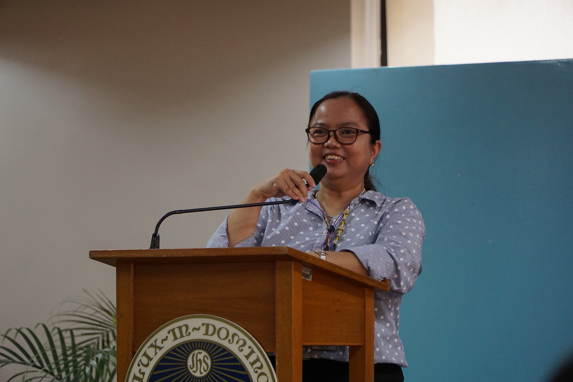 Dr Patricia Irene N Dacudao, Chair of the Department of History, introduces author and professor James Francis Warren