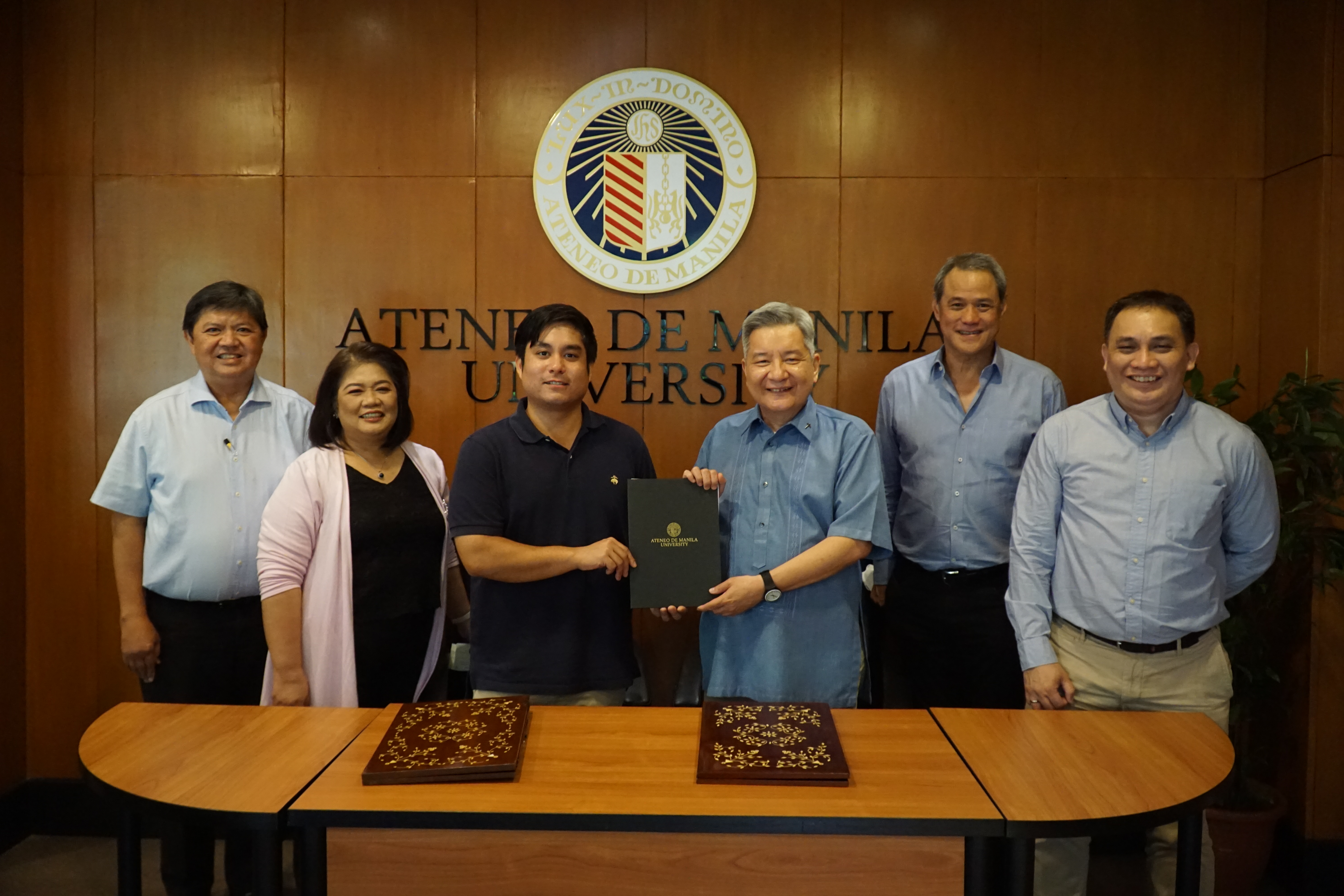 From left to right: Batch Representatives Dr. Ruben Encarnacion, Julie Javellana-Santos, Alessandro Tengco, Fr. Bobby Yap SJ, Rene Banzon and Dr. Tirol