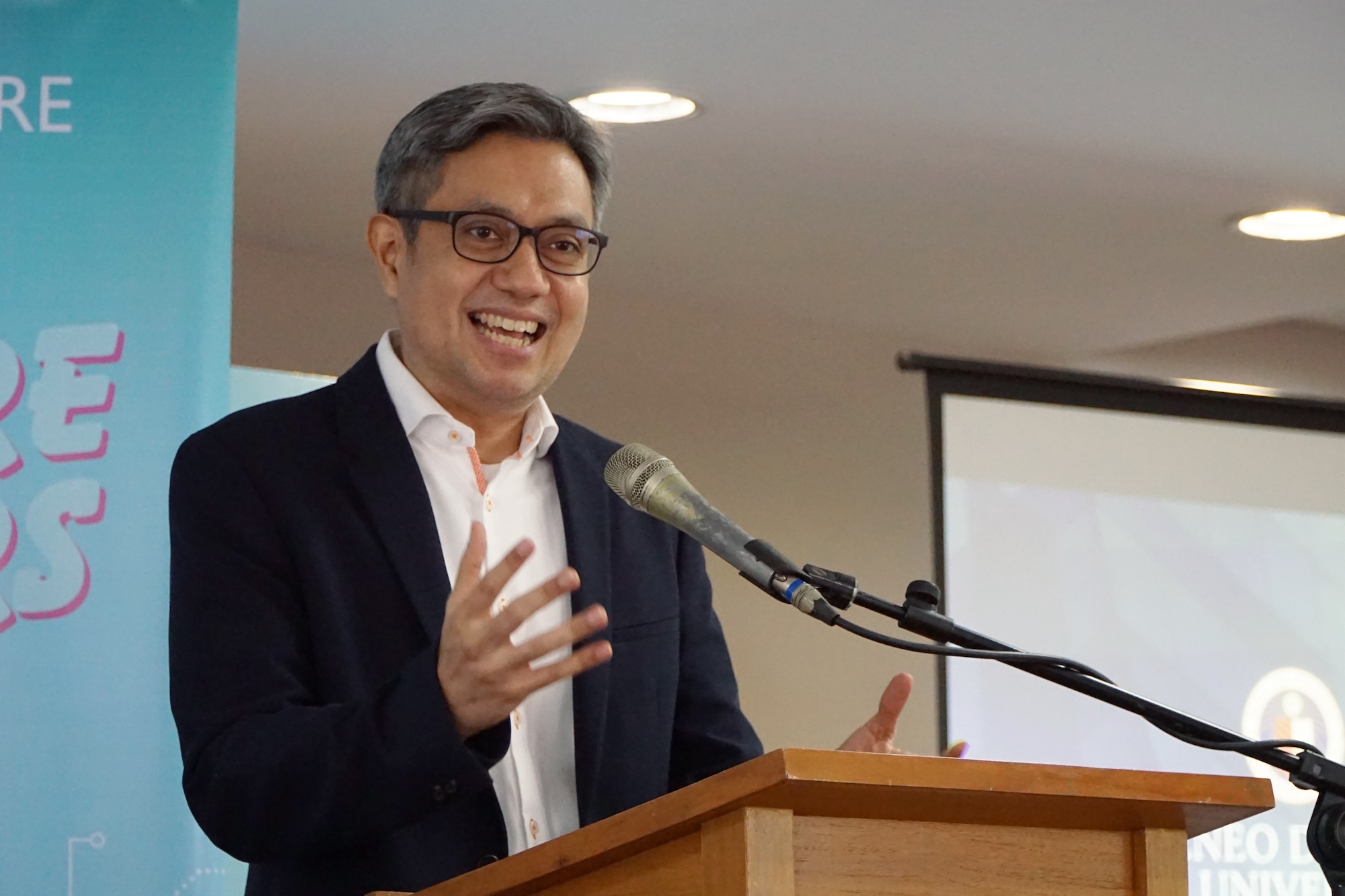 Dean Robbie Galang addresses JGSOM students