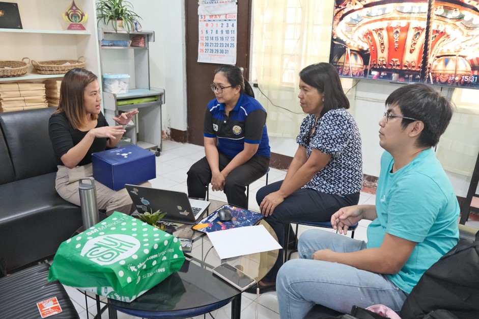 Photo: Ms Mariela Alcaparas of ADMU-AIPO introduces SoSE Chemistry Lab Kit to Dr Ameila Buan, the Senior High School Principal of MSU-IIT