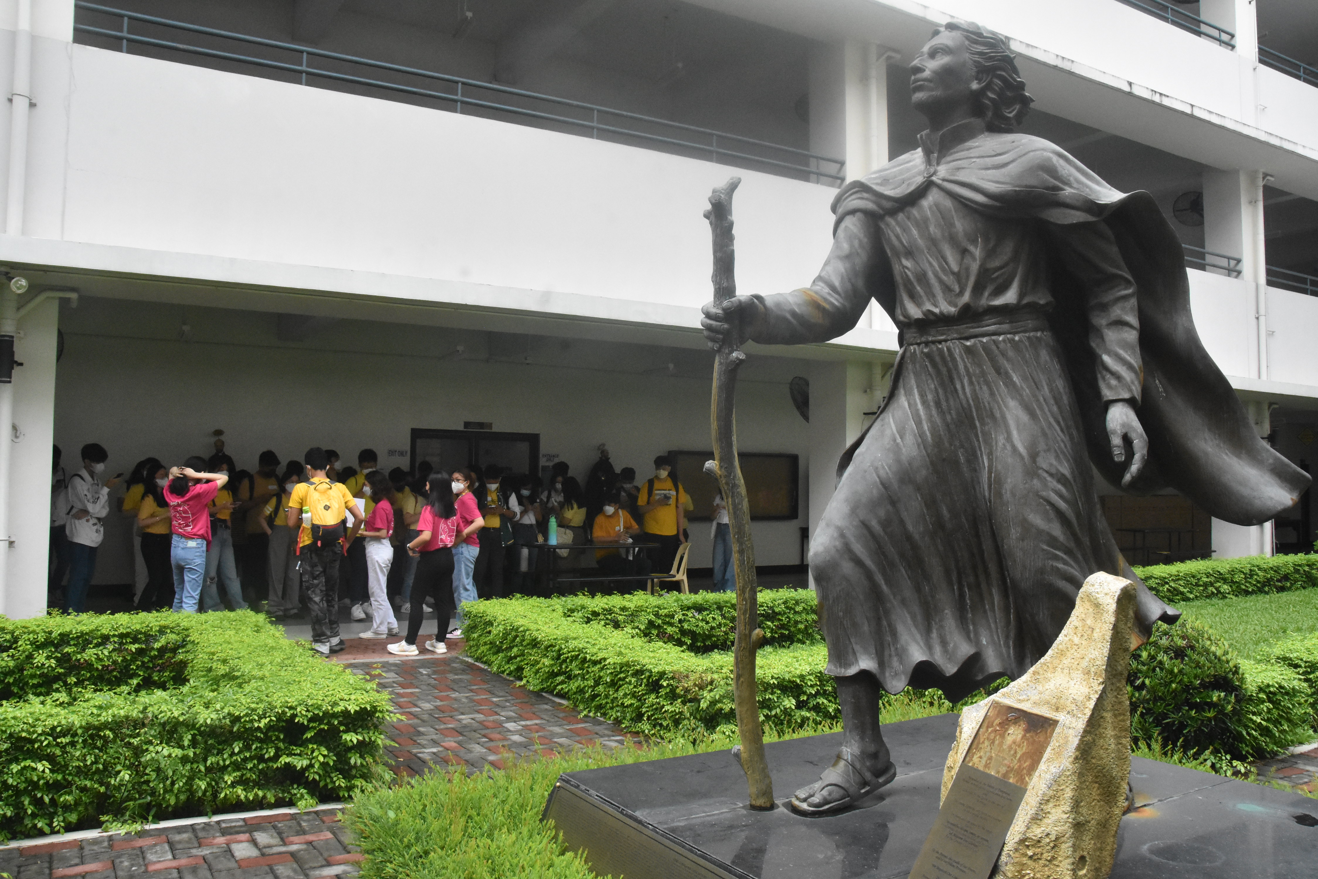 Grade 11 students tour the ASHS building