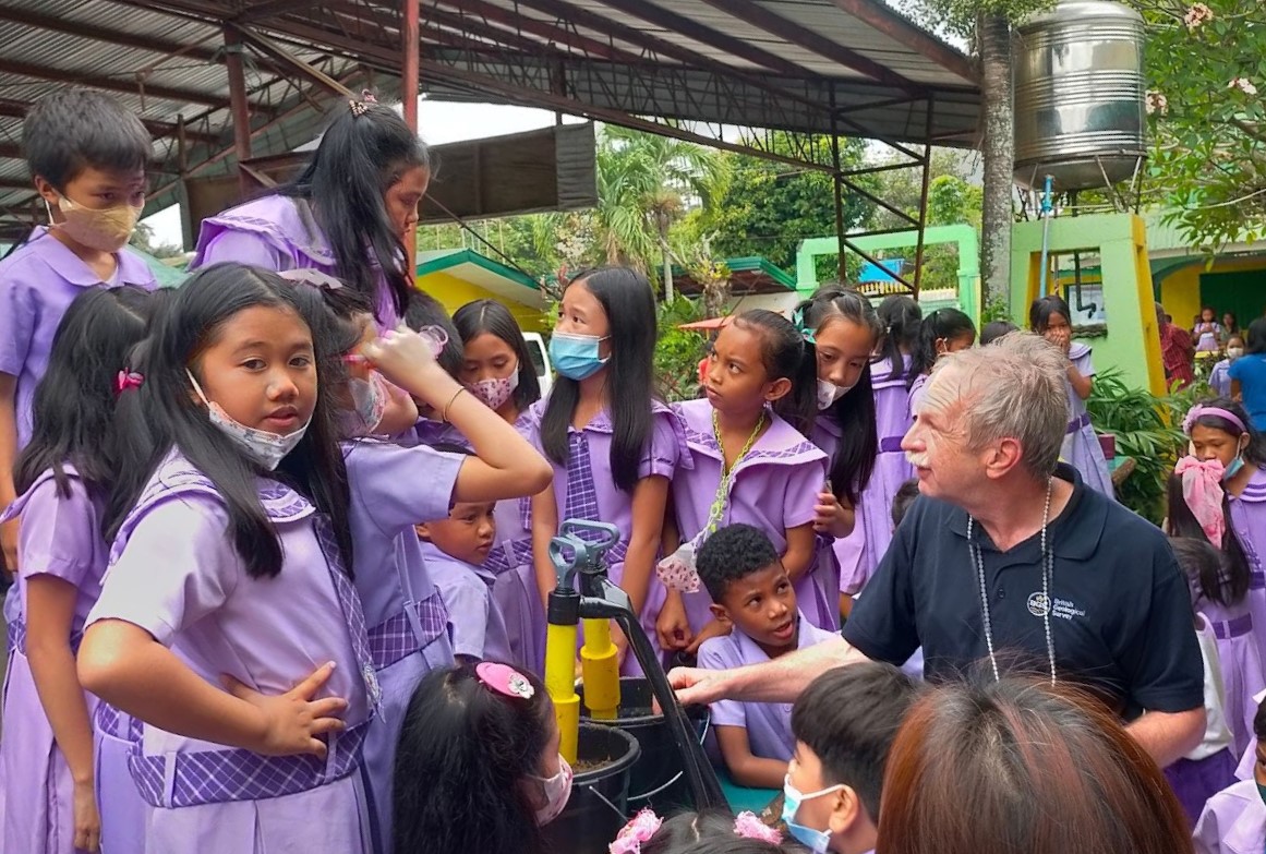 Lecturers of the campaign interact with the students using the alternative materials of learning about groundwater.