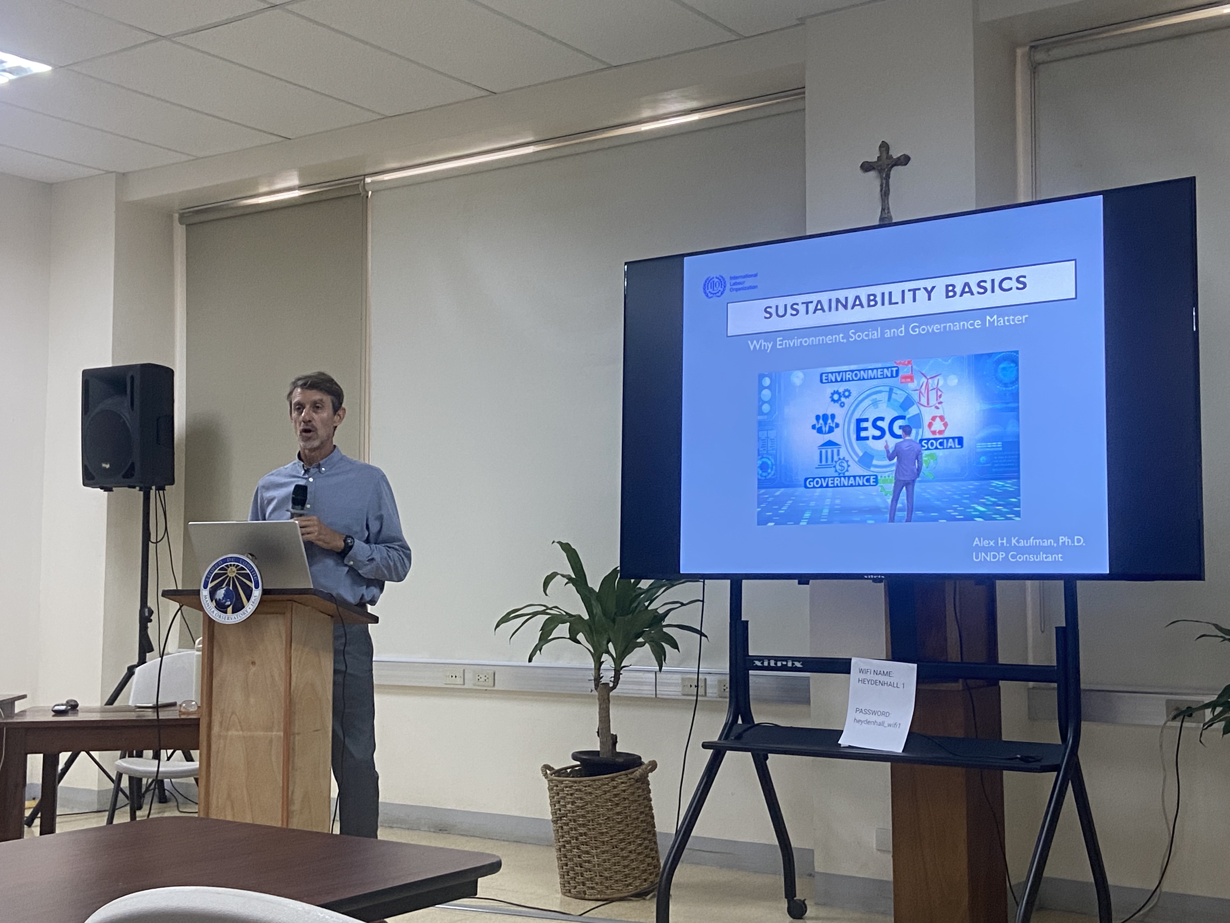 Dr Alex Kaufman, UNDP Consultant and Global Standards Senior Advisor, facilitated the seminar. Photo by AIS.