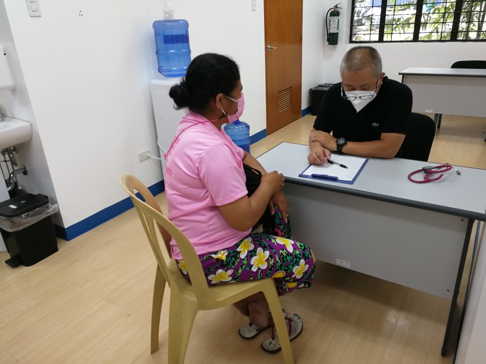 Dr. Sio Marquez, University Physician, interviewing a PAKISAMA/Sumilao farmer