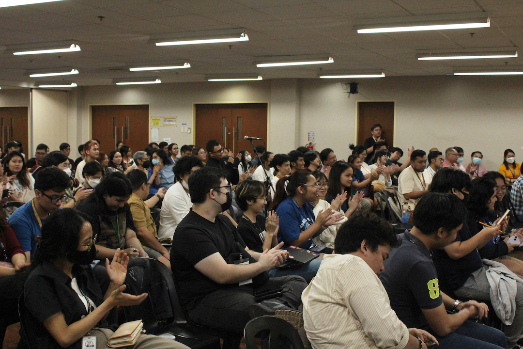 The audience gives Dr Lucero a round of applause