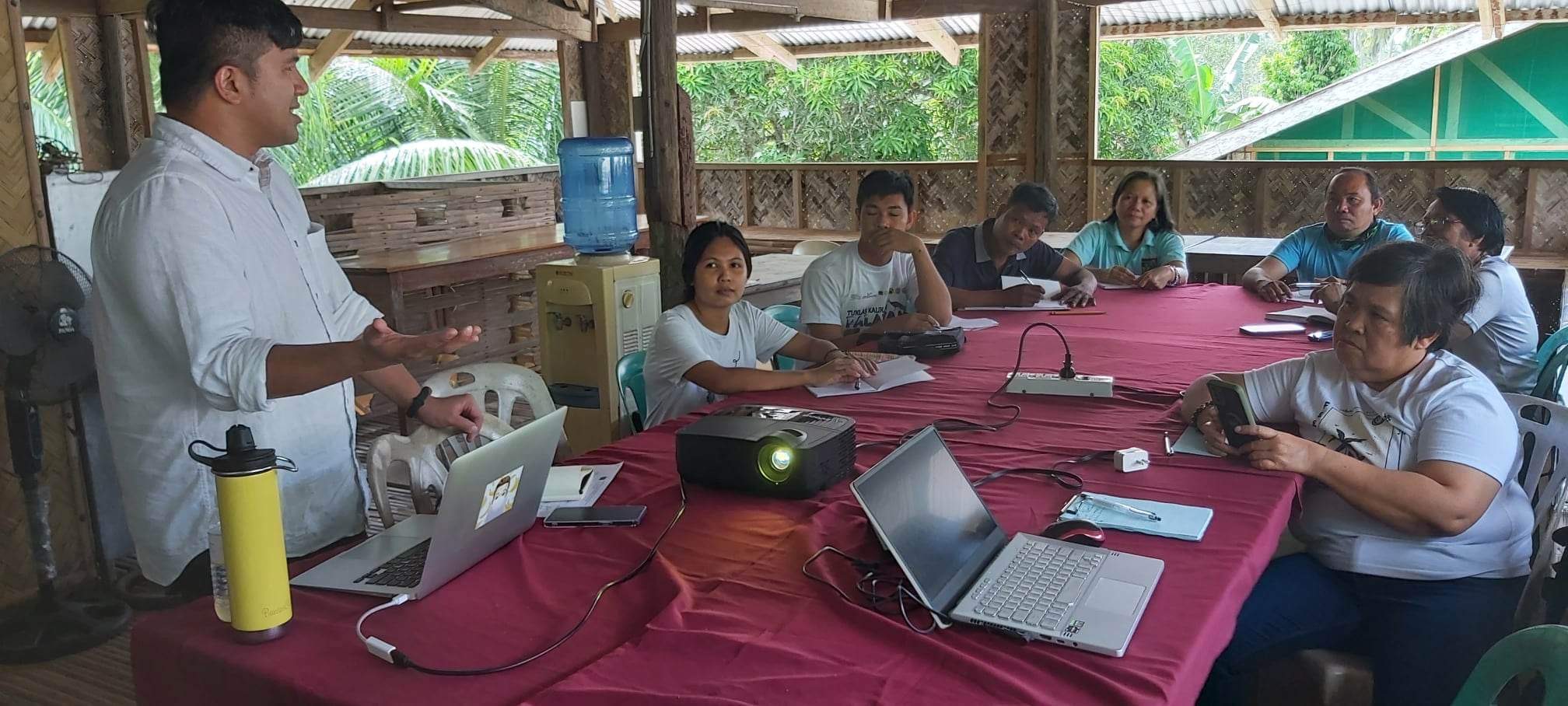 Raymund Aaron faculty of JGSOM and social entrepreneur from Villa Socorro with the IDEAS staff