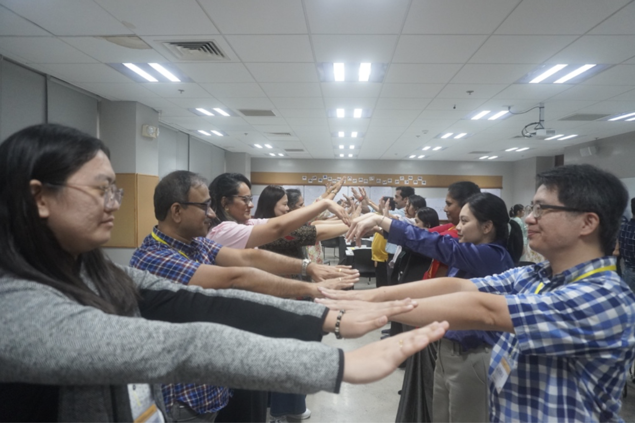 A group mirroring exercise led by Dr Joseph Dela Cruz, SHS Filipino Subject Coordinator.