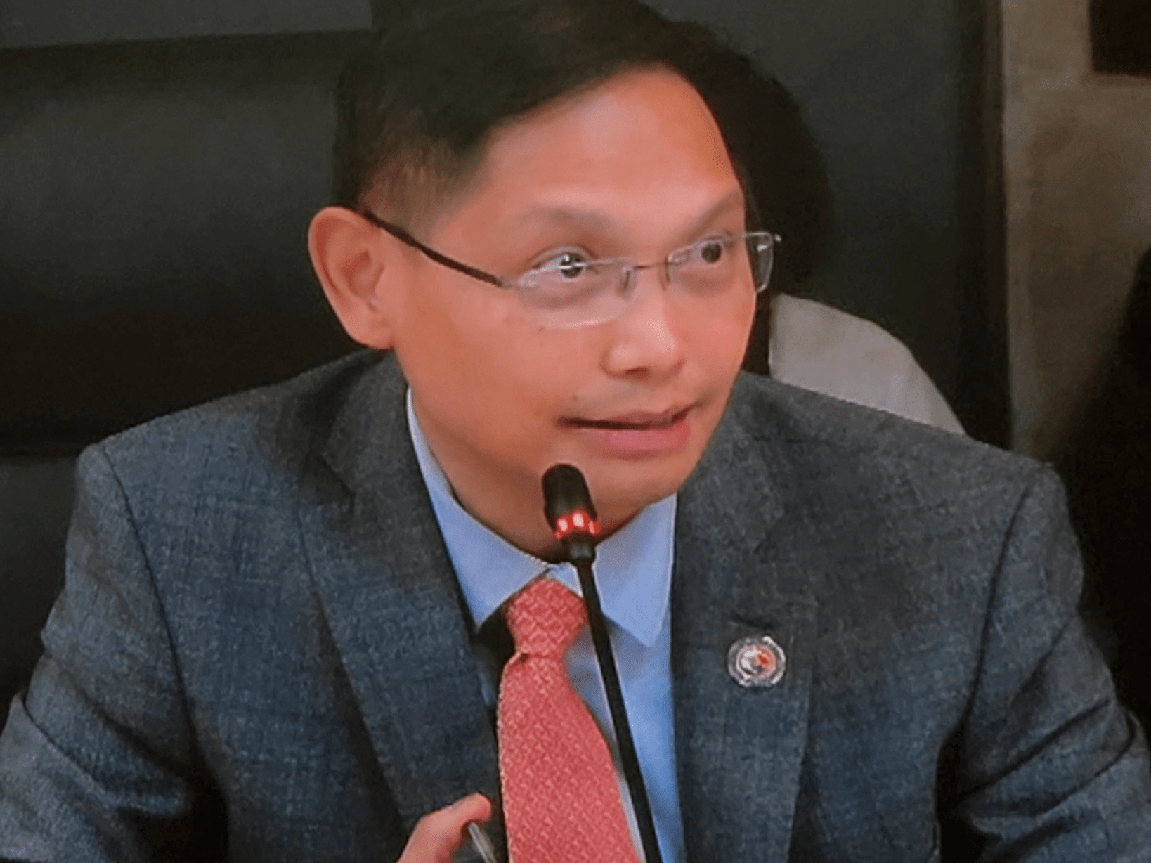 Hon. Francisco Benitez, moderating the Open Forum