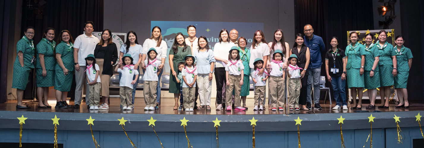 A group of Twinkler scouts onstage with their parents and scouting officials from AGS and BSP QC