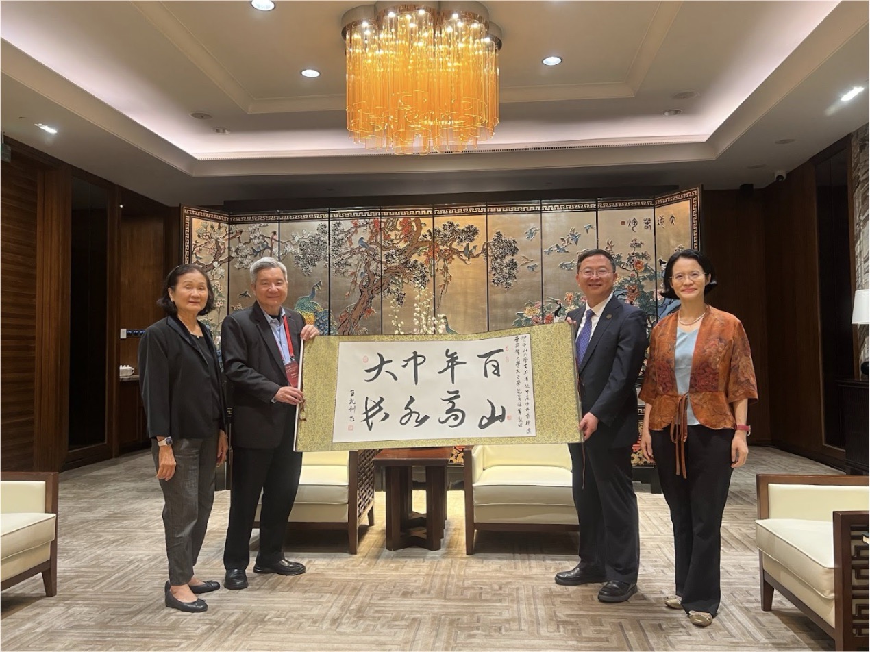 Fr Yap (2nd from the left), together with CI-AdMU Founding Director Dr Palanca (1st from the left) and Chinese director Dr Huang (1st from the right), presented a Chinese calligraphy gift received by SYSU president, Prof. Gao Song (2nd from the right).