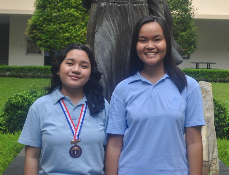 "Pagsulat ng Balita" winners Lia Atienza and Glaiza Salanio