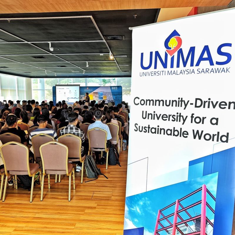 Mr Chaves conducting his lecture in UNIMAS