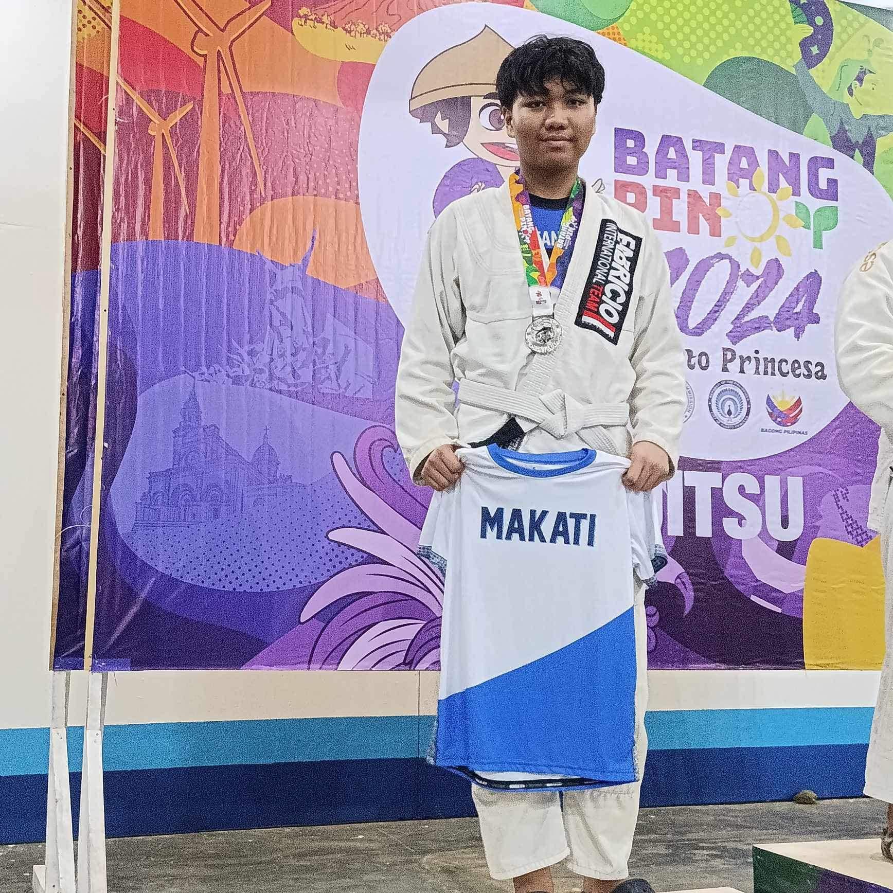 Avin Abarientos poses with his medal at the Batang Pinoy 2024 games in Palawan