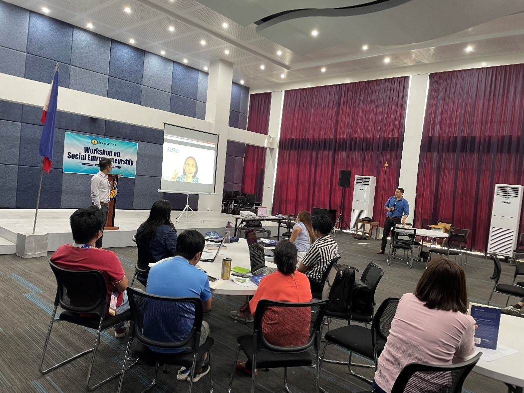 Dr. Cuyegkeng delivering her lecture via zoom