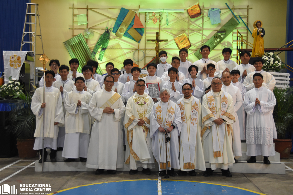 Sa pinakaharap mula sa kaliwa: Reberendo Diakono Erwin F Arandia SJ, Reberendo Padre Lloyd V. Sabio SJ (Tagapamuno ng Misa), Padre Alberto V Ampil SJ, Padre Mamert B Mañus SJ, at Padre Joaquin Jose Mari C Sumpaico III SJ, kasama ang mga miyembro ng Ateneo Liturgical Ministry (ALM)