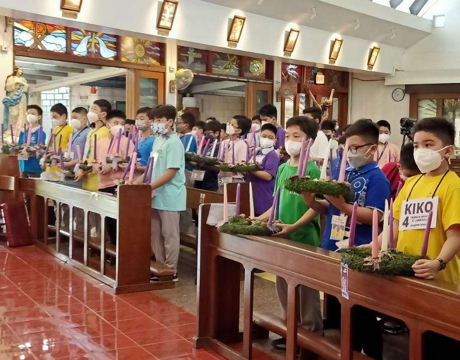 The class presidents represented their sections at the blessing of the wreaths