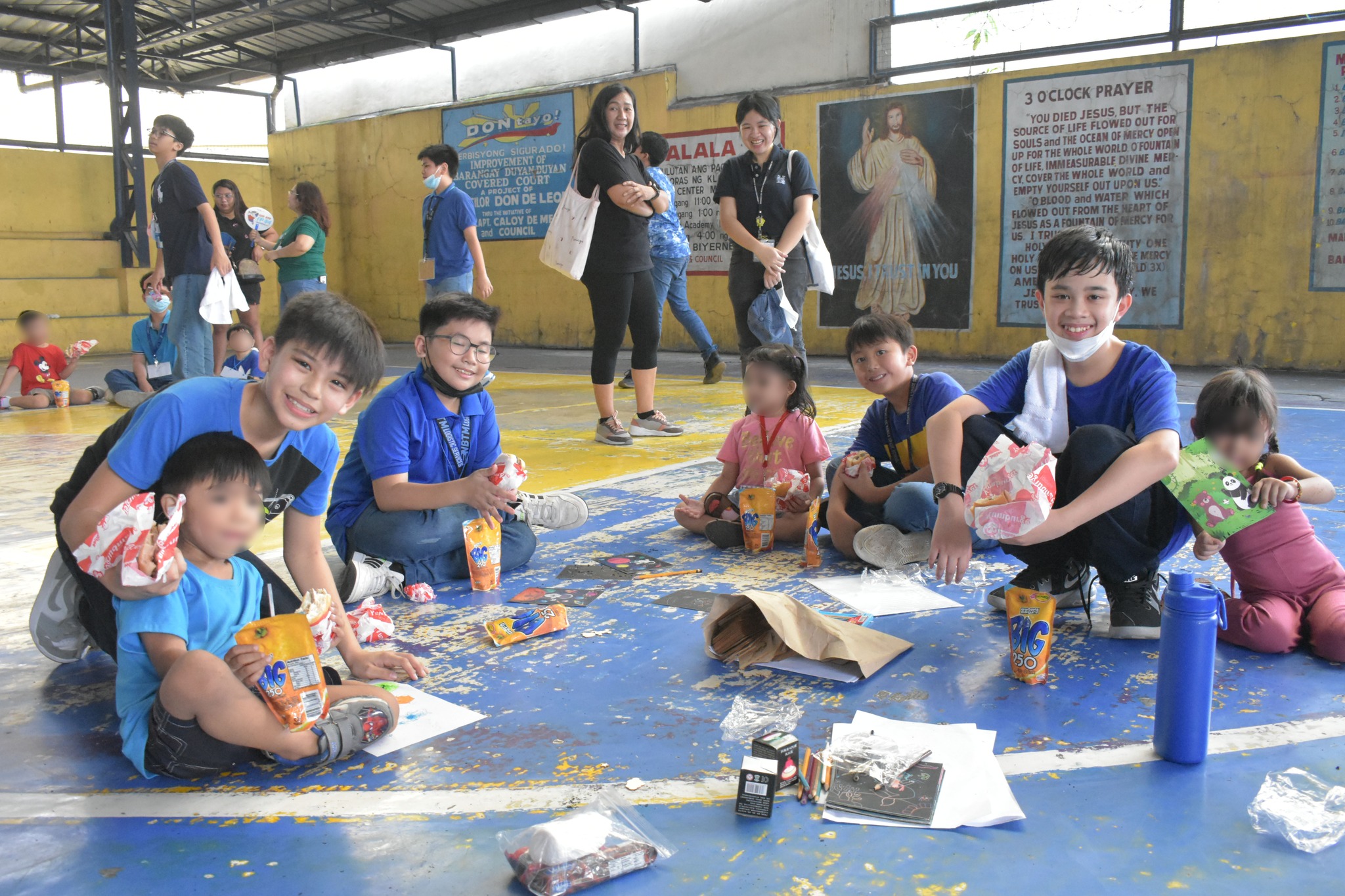 Boys from 7-Balmain and kids from the Barangay Duyan-Duyan Day Care Center enjoying their snacks