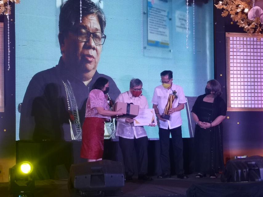 Dr. Dennis Batangan received the People Choice Award and Gawad DAGISIK Certificate of Recognition in the DOST-TAPI's TECHNiCOM 2021 Awards held 20 December 2021. (Photo credit: Ms. Tala Celina Batangan)