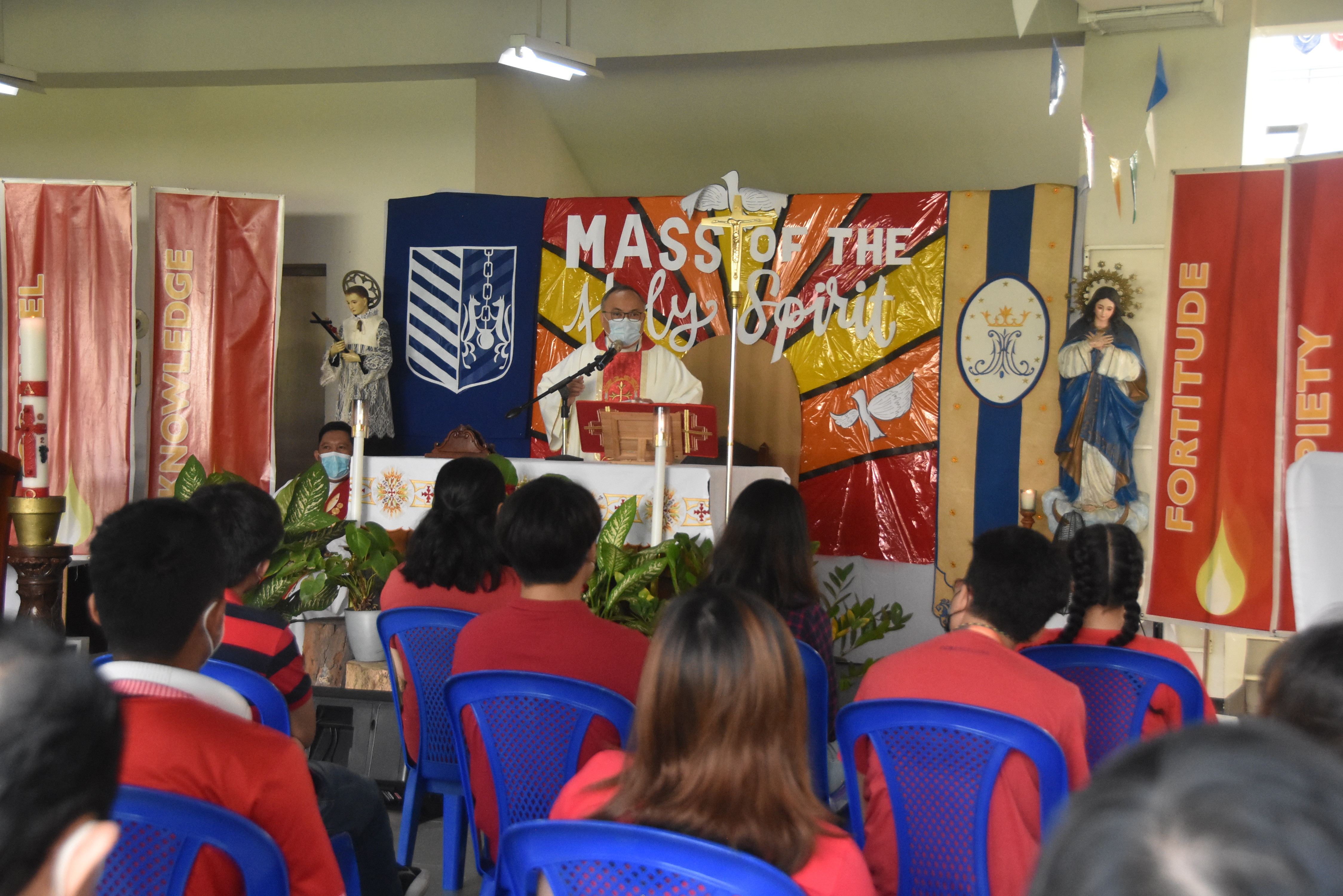 Fr. Jonjee Sumpaico, SJ (center) and Fr. Bong Dahunan, SJ (seated at left) celebrated the ASHS Mass of the Holy Spirit