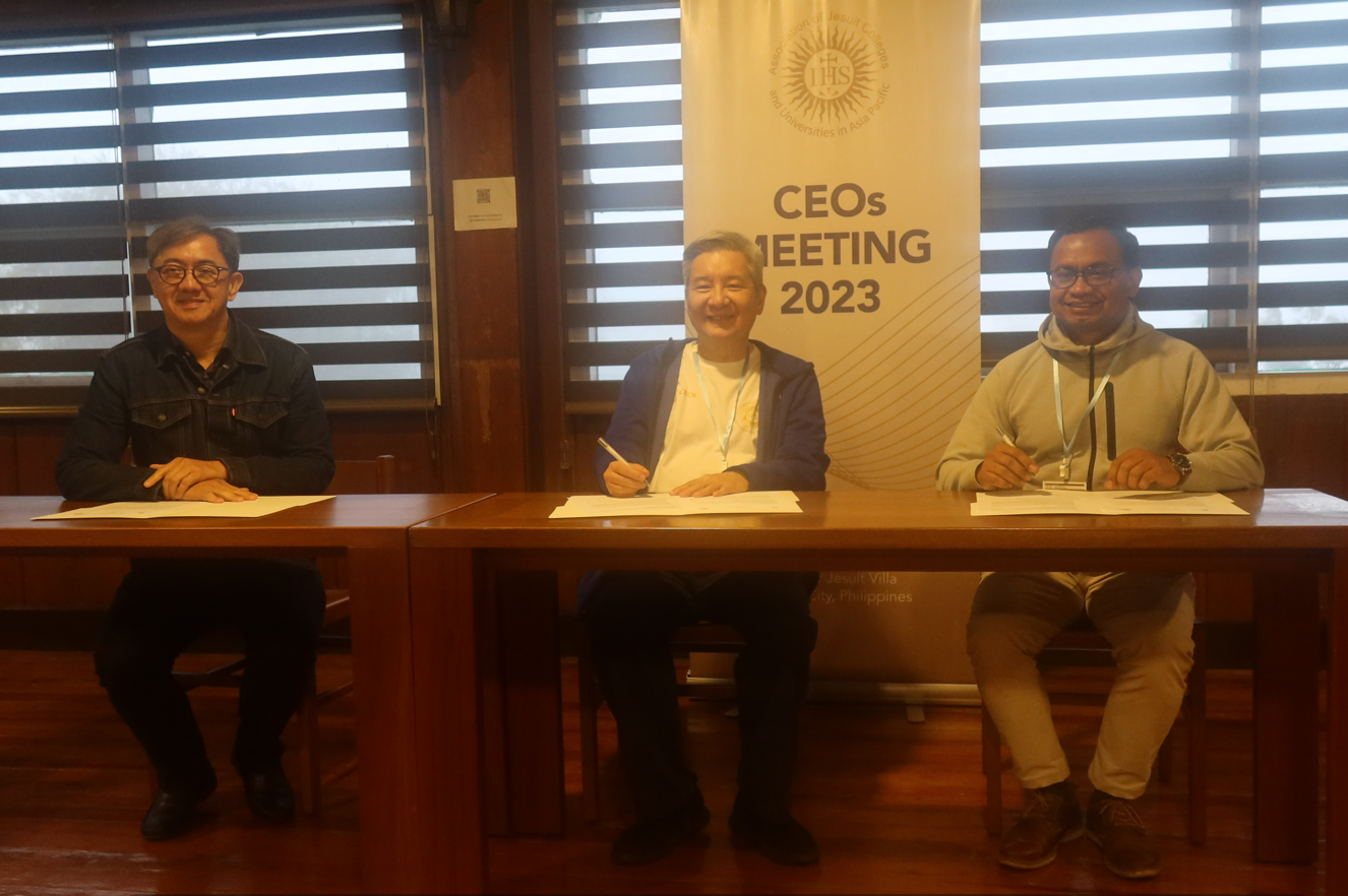 Ateneo and IJSB chief executives signing the MOU with witnesses