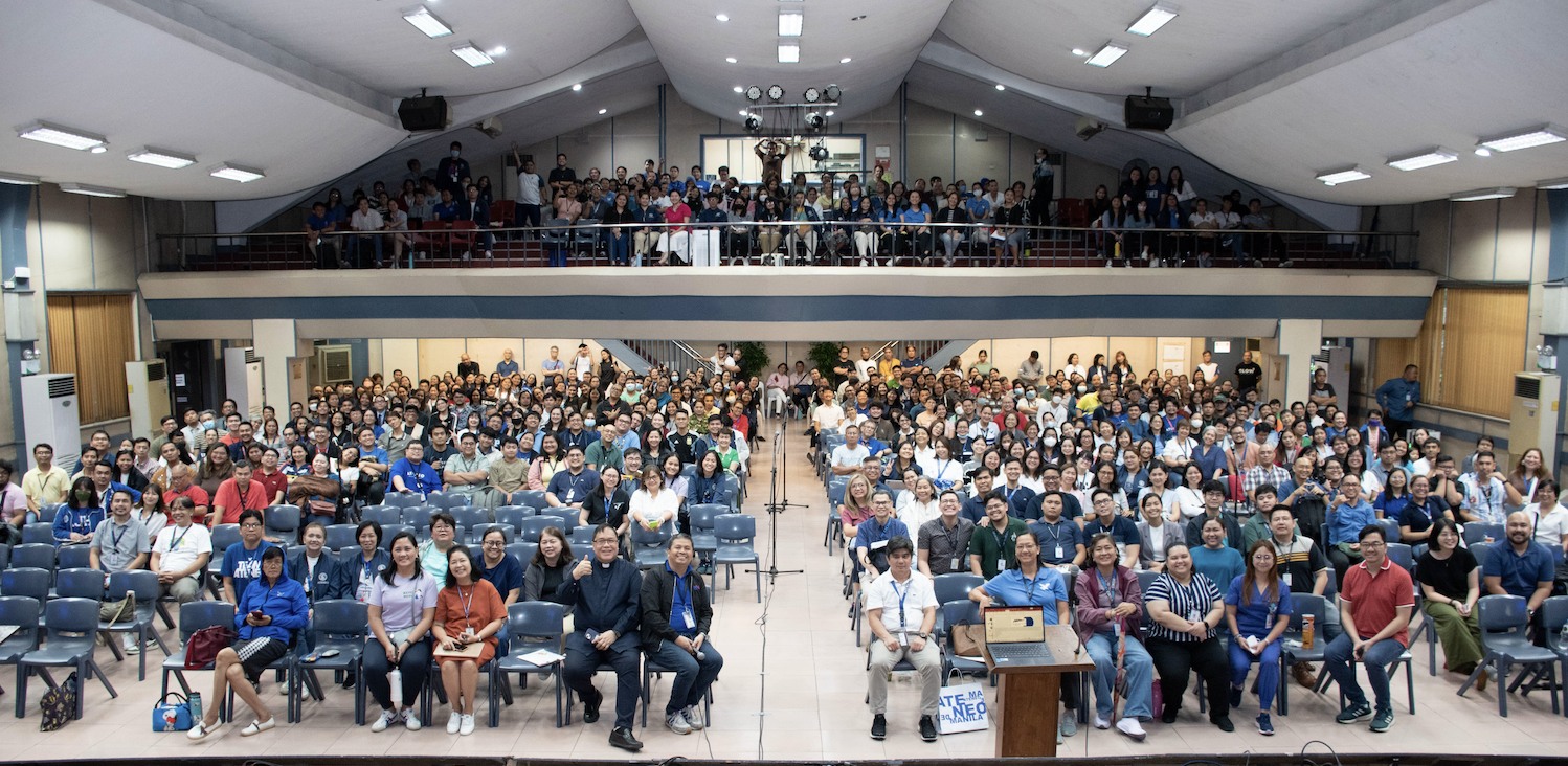 Guest speakers and attendees of the Ateneo de Manila University Basic Education OSH Training pose for posterity 