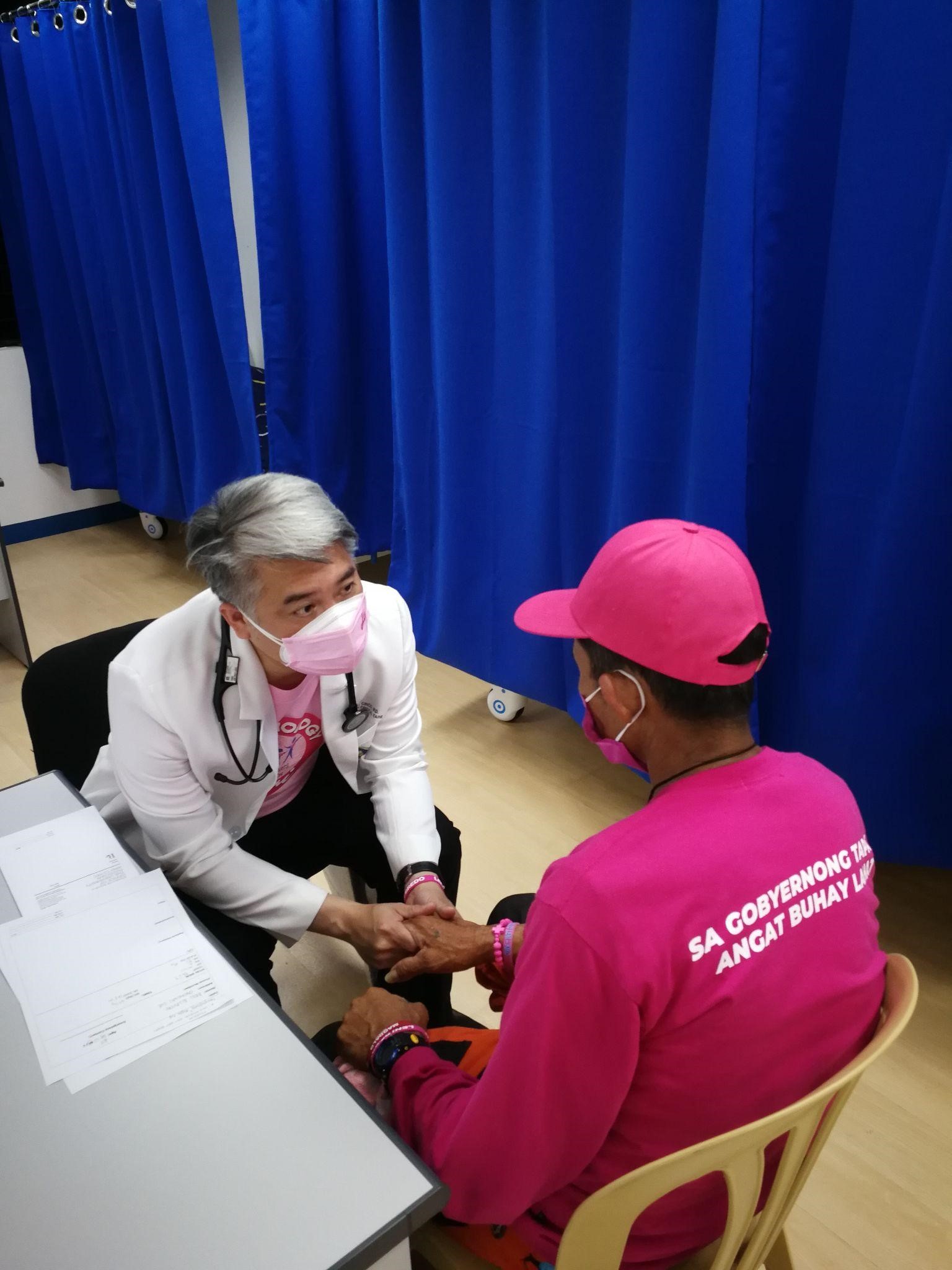 Dr. Jude Eric Cinco, an ASMPH faculty volunteer, in consultation with a PAKISAMA/Sumilao farmer.