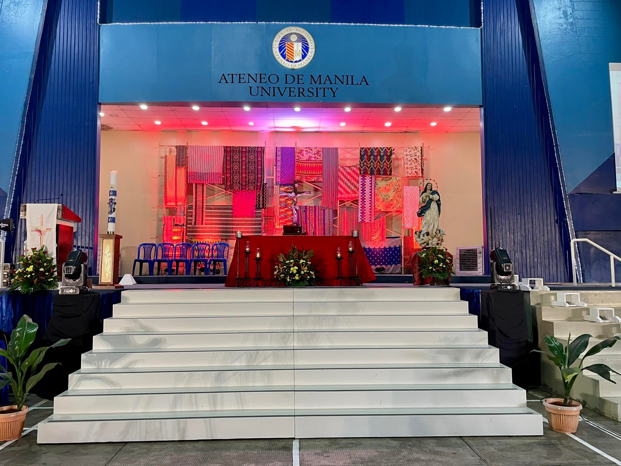 Ginamit bilang palamuti ng backdrop ang iba't ibang uri ng tela mula sa iba’t ibang rehiyon ng Pilipinas.