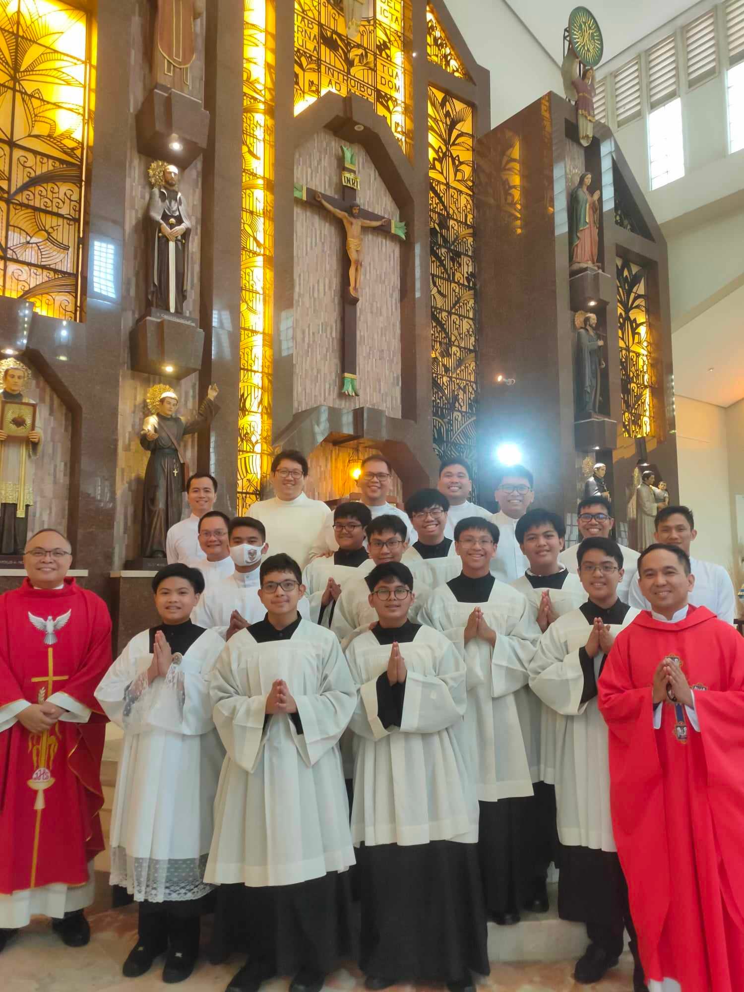 Sina Fr Jonjee Sumpaico SJ (kaliwa) at Fr Mammert Mañus (kanan), kasama ang Ateneo Liturgical Ministry