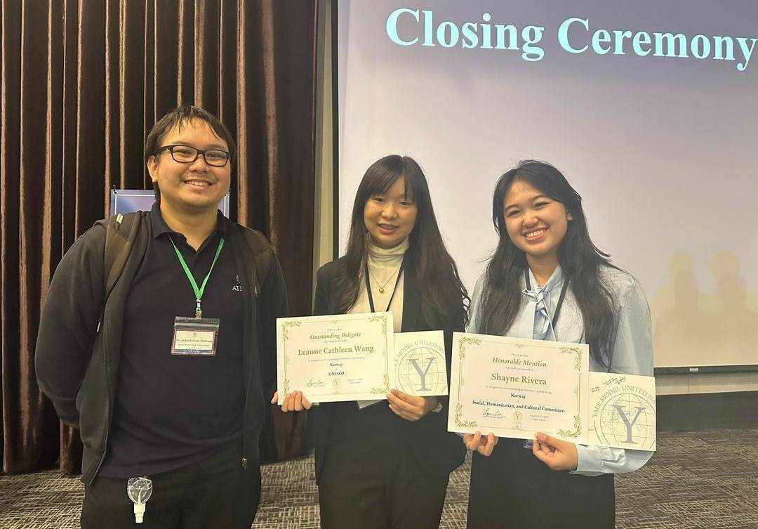 (from left) ASHS MUN Org Moderator Josh Madarang, Leanne Wang, Shayne Rivera