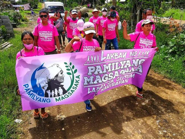 Pakisama & Sumilao Farmers (photo by Manila Bulletin)