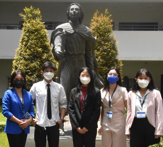 (L-R) Ellie Cervantes, Osh Ong, Eirah Ang, Tricia Mendoza, and Ten Bagnol of STEM/12-Pantalia 