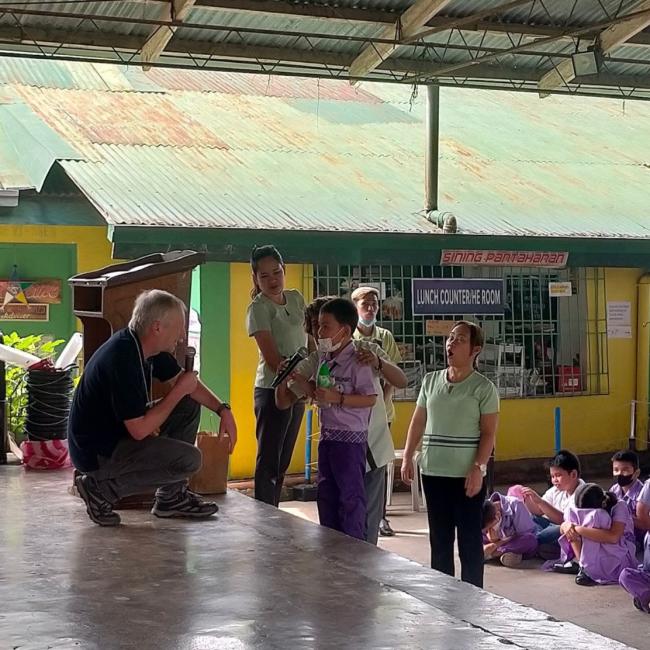 A student from Isabela-3 Central Elementary School is reciting about the lecture on groundwater.