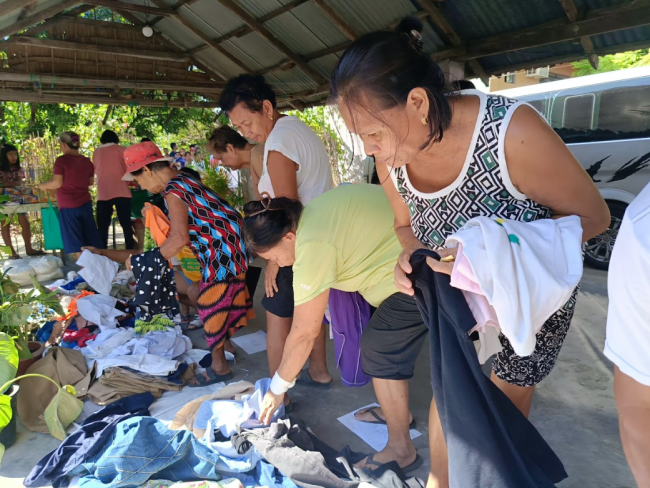 A DAMAY community “libreng ukay-ukay” in Cabangan, Zambales