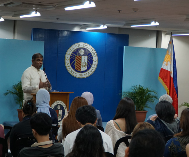 H E Dato Malik Melvin Castelino delivering a lecture