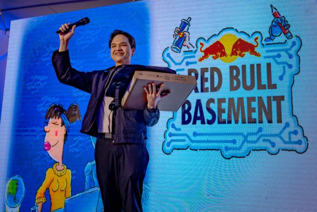 Soj Gamayon of AgriConnect receiving his award as Red Bull Basement Philippines’ National Champion